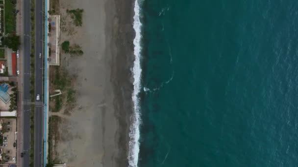 Vista aérea de arriba hacia abajo de la playa de arena blanca con agua azul y olas marinas espumosas. Drone vista en el paraíso - Imágenes, Vídeo