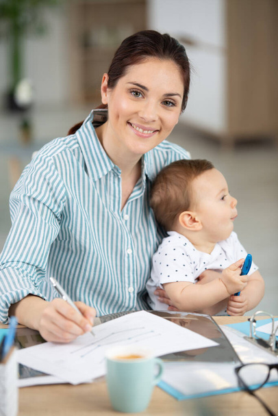 businesswoman working at home and playing with her baby - Foto, immagini