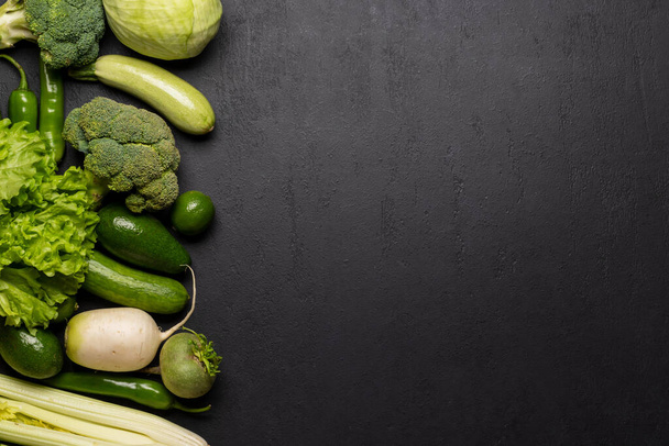 Egészséges zöld zöldségek és gyümölcsök. Lapos fekvésű fénymásoló - Fotó, kép
