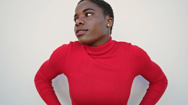 Africano americano mulher olhando para o lado com expressão séria sobre isolado fundo branco - Foto, Imagem