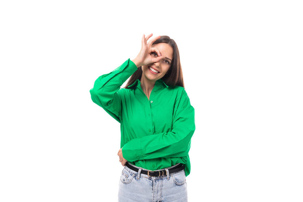 uśmiechnięty rodzaj zadbany szczupły europejski młody brunetka kobieta z makijaż w zielony koszula na białym tle z kopią miejsca na baner. - Zdjęcie, obraz