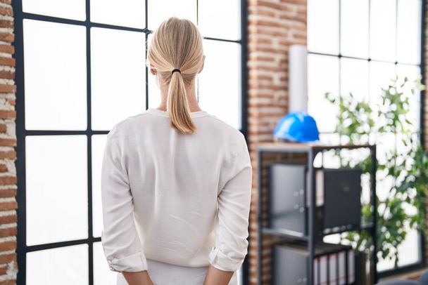 Mladé blondýny žena obchodní pracovník hledá hodit okno v kanceláři - Fotografie, Obrázek