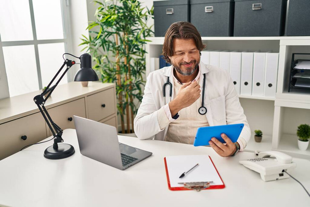 Mann mittleren Alters Arzt mit Videoanruf in Klinik - Foto, Bild