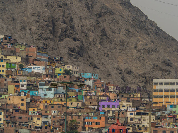 Lima, Peru - 07 joulukuu 2018: Osa hökkelikylää Cerro San Cristobalin puolella, Andien vuori, Lima, Peru - Valokuva, kuva