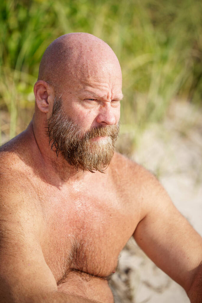 Kumsalda yakışıklı bir Florida 'lının portresi. - Fotoğraf, Görsel