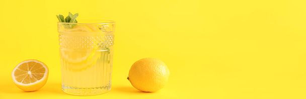 Glas frische Limonade auf gelbem Hintergrund mit Platz für Text - Foto, Bild