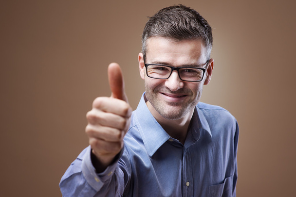 Smiling businessman thumbs up - Foto, afbeelding