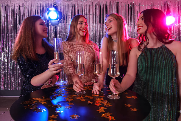 Young women drinking champagne on prom night - Fotoğraf, Görsel
