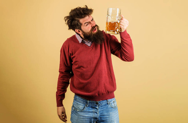 Söridő. Részeg szakállas férfi bögrés sörrel. Oktoberfest fesztivál. Szakállas hipszter, friss, főtt sört iszik. Sörkorbácsolás. Igyál, igyál és pihenj. Rossz szokások. Kézműves csapolt sör bárban vagy kocsmában - Fotó, kép
