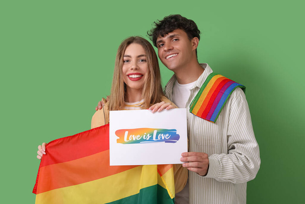 愛は愛であり、 LGBTの旗は緑の背景にあります。 - 写真・画像