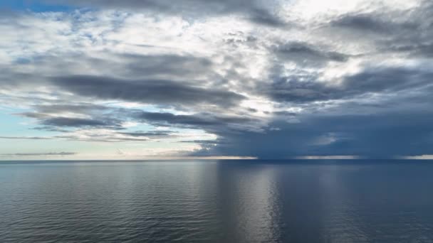 Vychutnejte si krásu křišťálové broskve západu slunce nad Středozemním mořem. Podívejte se na hladký let dron a obdivovat dech beroucí letecký pohled. - Záběry, video