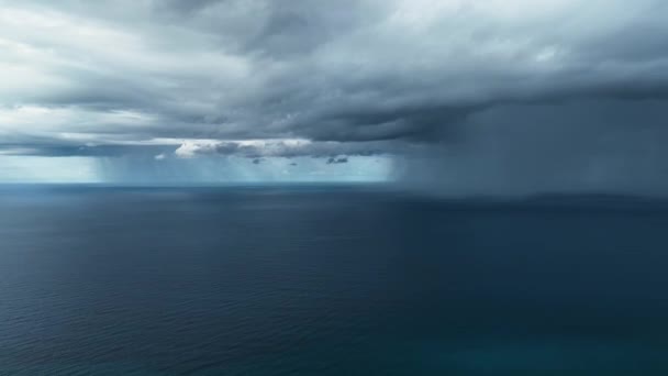 Vanuit een vogelperspectief, omhullen onze drone beelden de atmosferische schoonheid van regenachtig weer boven de zee. Dompel jezelf onder in de rustgevende blauwe tinten - Video