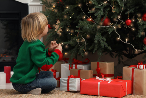 Evde Noel ağacı süsleyen küçük çocuk. - Fotoğraf, Görsel