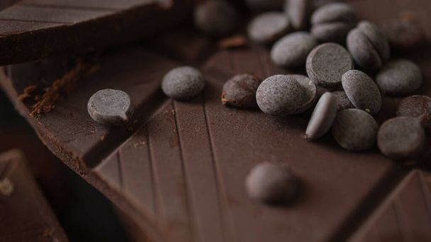 Gros plan de barre de chocolat noir avec des pépites de chocolat. - Photo, image