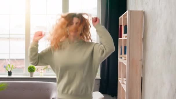 Actief blank meisje gelukkig vrolijk opgewonden vrouw vrouw dansen springen op gezellig bed thuis slaapkamer in hotel in vakantie ochtend vreugde gerommel rond het hebben van plezier springen dans op muziek partij te bereiken win - Video