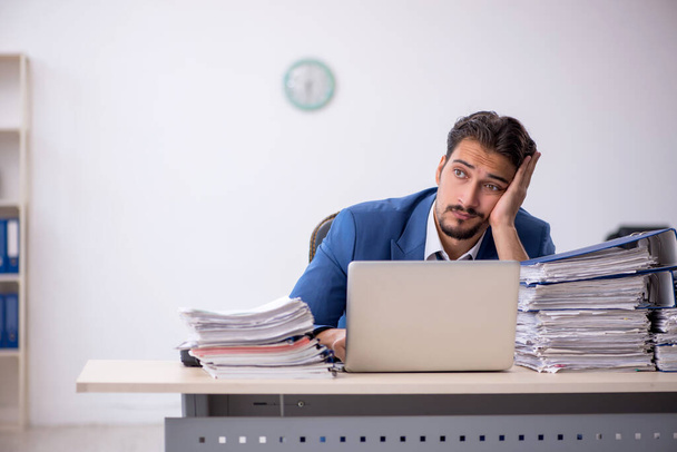 Jovem empresário empregado infeliz com excesso de trabalho no local de trabalho - Foto, Imagem