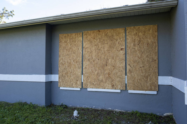 Sperrholz-Fensterläden für den Hurrikan-Schutz von Hausfenstern. Schutzmaßnahmen vor Naturkatastrophe in Florida. - Foto, Bild