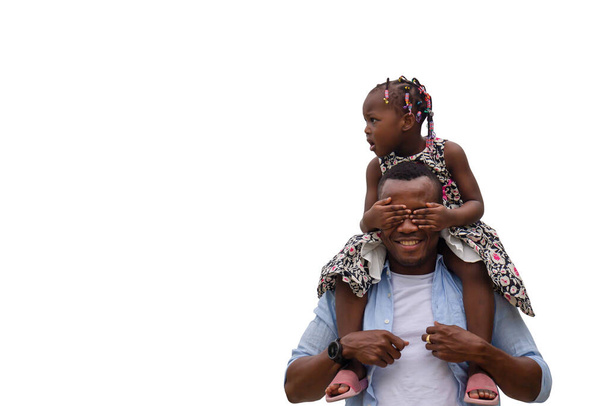 Isä ja tytär leikkauspolulla valkoisella pohjalla, isä kantaa tytärtä hartioilla, iloinen afrikkalainen amerikkalainen tyttö fathen olkapäillä - Valokuva, kuva