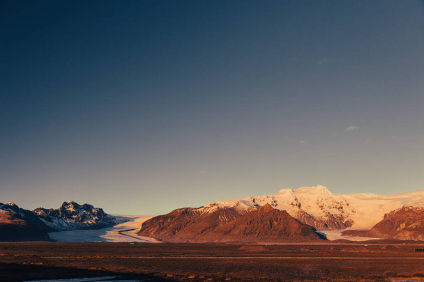 Aurinko antaa aina kauniin ilmapiirin myöhään talvella Islannissa. - Valokuva, kuva