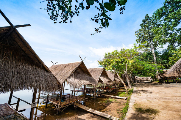 Hut for living beside Huay Tueng Thao Lake, Chiang Mai Province. - Foto, imagen