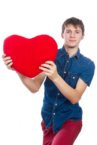 Hombre guapo morena sosteniendo un corazón rojo, aislado sobre fondo blanco
 - Foto, Imagen