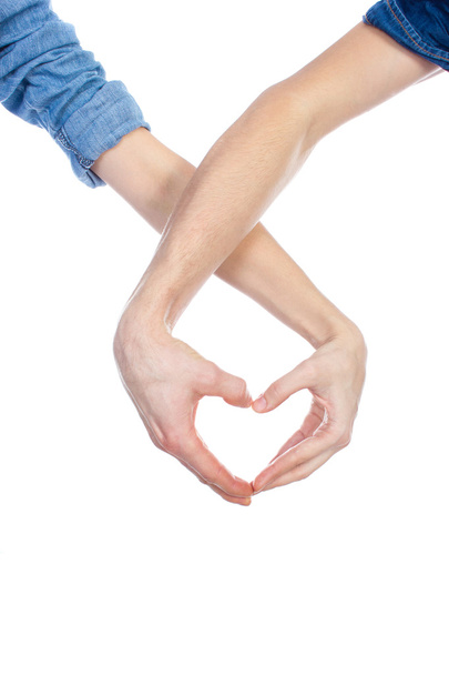 Valentine Casal apaixonado mostrando coração com os dedos. Conceito de amor
. - Foto, Imagem