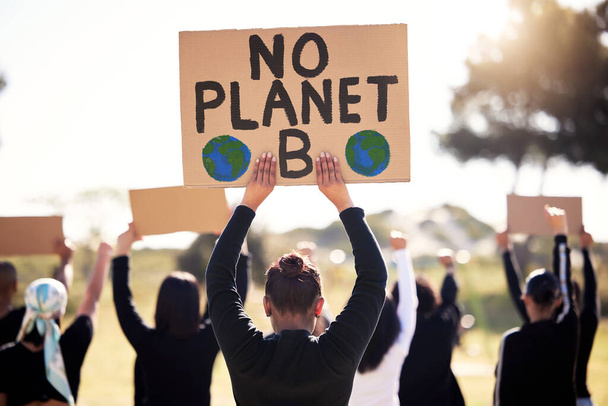 Protest, Klimawandel und Zeichen mit einer Gruppe von Menschen im Freien bei einer Kundgebung oder einem Marsch für den Naturschutz. Globale Erwärmung, Plakat und Umwelt mit einer Menschenmenge, die während eines gemeinschaftlichen Streiks zusammenläuft. - Foto, Bild