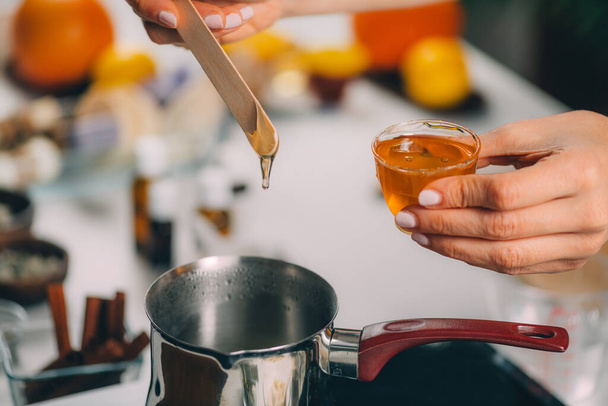 Женщина делает домашнее мыло с медом - Фото, изображение