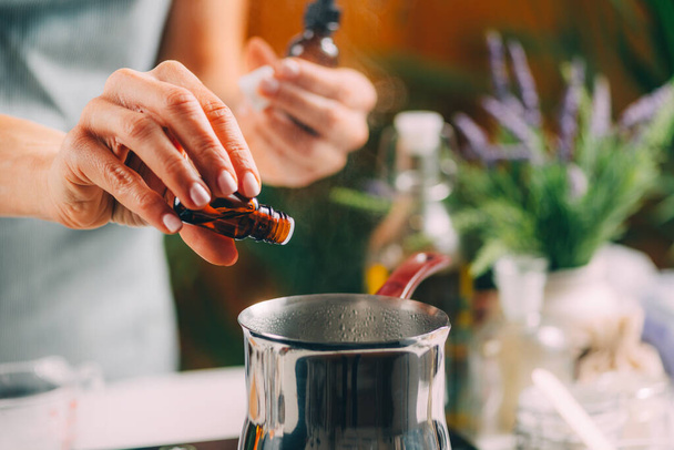 Usando óleos essenciais para fazer sabão natural em casa - Foto, Imagem
