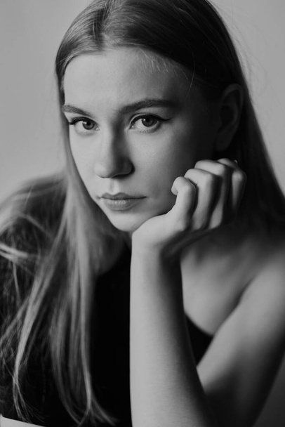 Fekete-fehér portré egy fiatal nő természetes smink és természetes stílus.Reklám természetes kozmetikum.Reklám szépségszalon. Kiváló minőségű fénykép - Fotó, kép