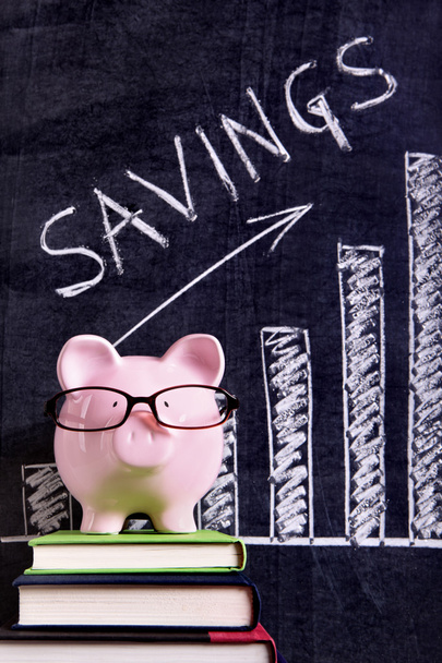 Piggy Bank avec graphique d'épargne
 - Photo, image