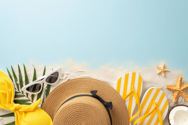 Sunny Beach visszavonulás koncepció. Top kilátás a strand tartozékok: napszemüveg, sunhat, papucs, bikini, tengeri csillag, pálmalevél, kókusz. Homokos part és óceán háttér helyet a szöveg vagy a reklám - Fotó, kép
