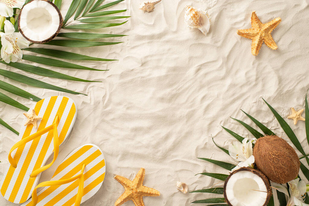 Ota visuaalinen seikkailu keskeiseksi kesäksi tällä kiehtovalla yleisellä järjestelyllä: keltaiset sandaalit, kuoret, meritähti, palmunlehdet, kookos, kukat hiekkarannalla, tyhjä tila tekstille - Valokuva, kuva