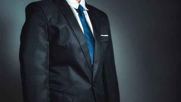 Geschäftsmann, der auf dunklem Hintergrund steht. Geschäftskonzept. Anzug. - Foto, Bild