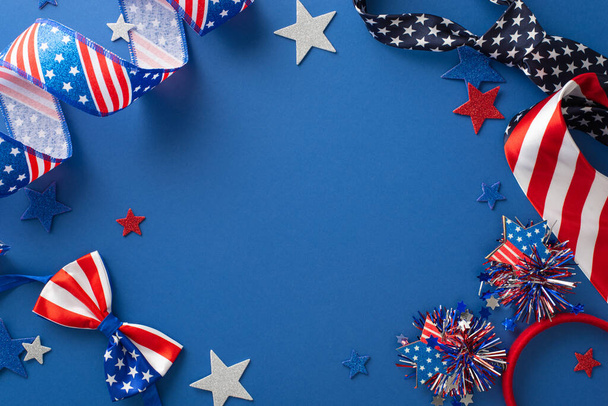 Overhead-Aufnahme patriotischer Party-Essentials, darunter Serpentinen, funkelnde Sterne, Party-Haarreif, Krawatten und Fliege auf blauem Hintergrund mit leerem Rahmen für Text oder Promotion - Foto, Bild