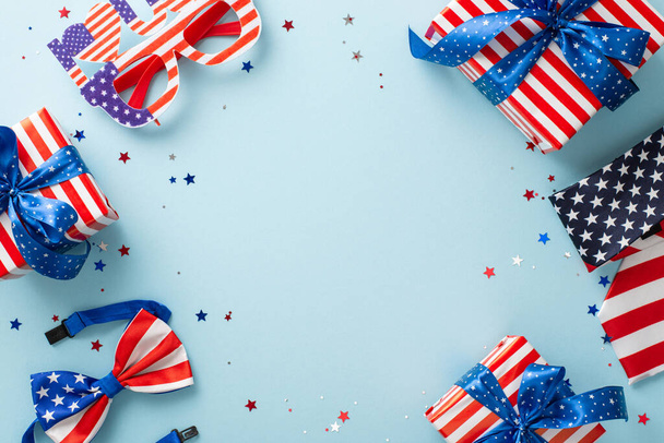 Slavíme Den nezávislosti ve Spojených státech. Pohled shora dolů na symbolické party: třpytivé konfety, společenské brýle, vázanka, motýlek, dárkové krabice, modré pozadí s prázdným rámečkem pro text - Fotografie, Obrázek