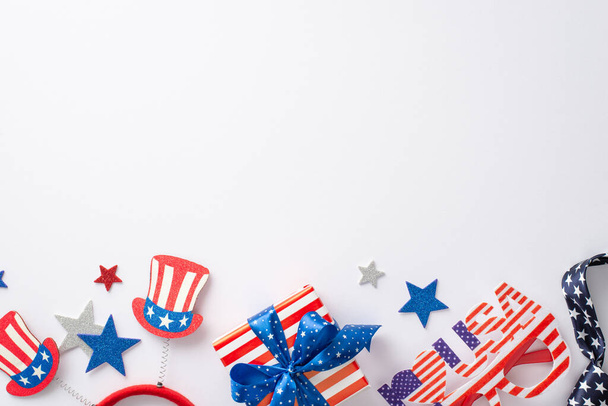 Vista superior de las decoraciones festivas de la fiesta: estrellas de brillo, diadema, gafas de fiesta, corbata, motivos de la bandera estadounidense y caja de regalo, sobre un fondo blanco con espacio para texto o publicidad - Foto, imagen