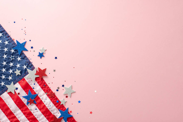 Tema Flag Day USA. Vista superior de accesorios de fiesta simbólicos, estrellas brillantes, confeti vibrante y bandera de la nación sobre fondo rosa pastel con un espacio abierto para texto o publicidad - Foto, imagen