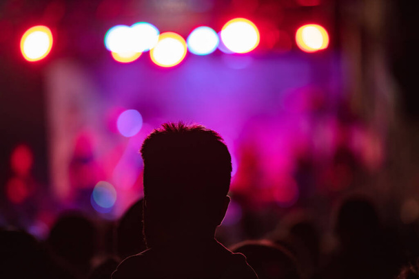 Sylwetki tłumu koncertowego ze światłami scenicznymi - Zdjęcie, obraz
