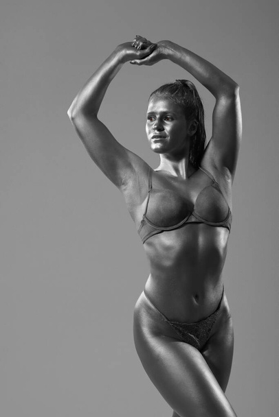 νεαρή γυναίκα με αθλητικό σώμα και μεγάλους γλουτούς - Φωτογραφία, εικόνα