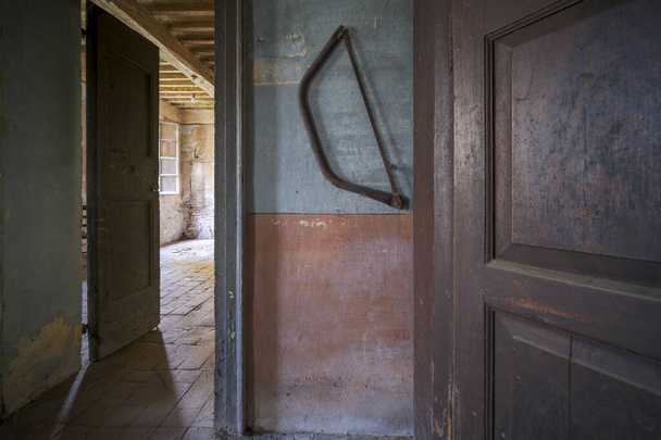 двери в зал в большом заброшенном доме в заброшенном доме. Высокое качество фото - Фото, изображение