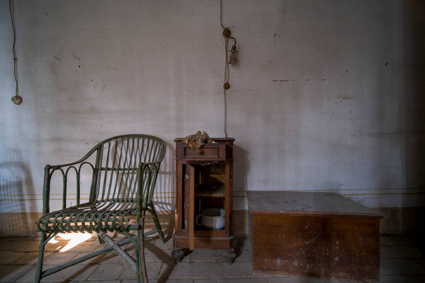 Liegestuhl und Schrank im verlassenen Haus. Hochwertiges Foto - Foto, Bild