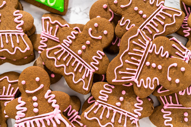 Πολλά χριστουγεννιάτικα μπισκότα με βασιλικό κερασάκι. - Φωτογραφία, εικόνα
