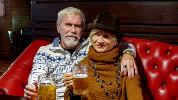 słodkie para starsi mężczyzna i kobieta w a piwo bar relaks przy a szklanka z piwo - Zdjęcie, obraz