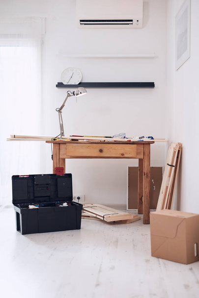Mesa de madera rústica y estantes en un apartamento moderno. - Foto, imagen