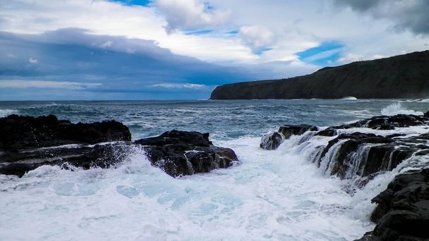 Olas chocando contra rocas. Clima ventoso en San Miguel, Azores. Piscinas Naturais Parque Natural de Caneiros. - Foto, imagen