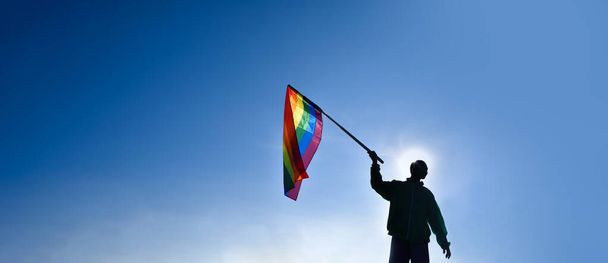 Boldog Büszkeség Hónap 2023, LMBT szimbólum és szivárvány zászló és karszalag koncepció. - Fotó, kép