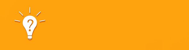 Witte gloeilamp met schaduw op oranje achtergrond. Illustratie van het symbool van gebrek aan idee. Vraagteken. 3D-beeld. 3D weergave. Banner voor plaatsing op de site. - Foto, afbeelding