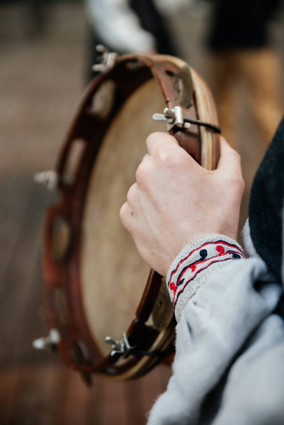 young woman in traditional ukrainian clothes holding the tambourine in hands - Foto, immagini