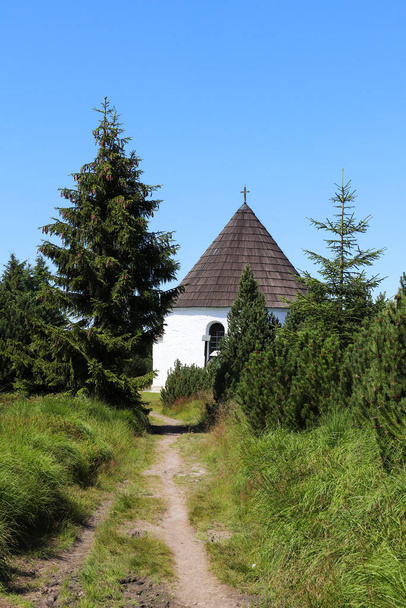 Kunstatin kappeli on Neitsyt Marian vierailun kappelin omistuksen mukaan barokkikappeli, jossa on pyöreä suunnitelma, joka on rakennettu vuonna 1760 Kotkavuorten pääharjanteelle, Zdobnice, Tsekin tasavalta - Valokuva, kuva